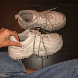 Fina skor från Gina Tricot, tvättar dem innan de skickas ifall någon vill köpa!! Köparen står för frakten