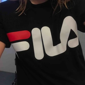  - fila t-shirt köpt för 300kr unisex, bra skick