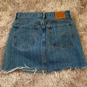  - En snygg Levi’s kjol i storlek 27! Säljer för att den inte passar ✨ 100% Bomull