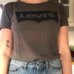  - T-shirt från Levi’s. Köparen står för frakt🥰
