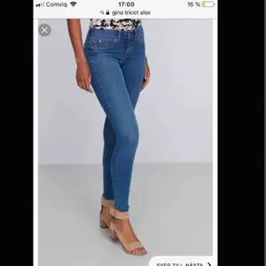 Använd engång, så är som nya Är alex jeans från ginatricot  Hämtas i Söråker eller står köparen för frakten 