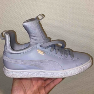  - Puma storlek 38.5 tjej. Sparsamt använda, bra skick och riktigt sköna. Till street eller basket🌟🦶🏽
