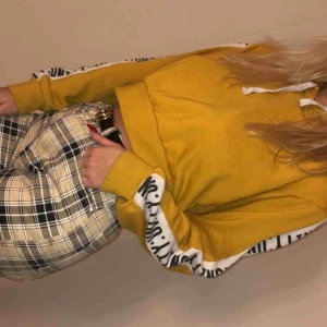  - Gul kort hoddie  Säljer pågrund av utrensning av min garderob 