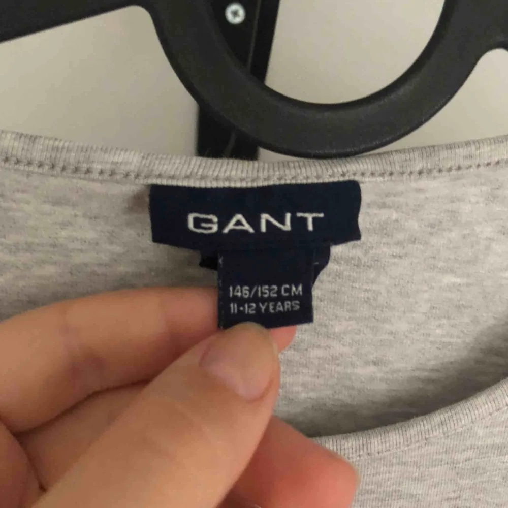 Säljer min gråa tröja med marinblå text från Gant. Det är storlek 146-152 på den så alltså en XS ungefär. Finns i Dala-Floda-Floda men kan tas till Falun.  Köparen står för frakten om varan skickas 🤩💗. Tröjor & Koftor.