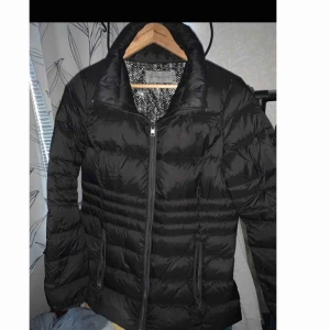  - XL jacka Calvin Klein med synligt märke, det är en XL men skulle säga L också, köpte den för 2200 säljer nu för 600kr  