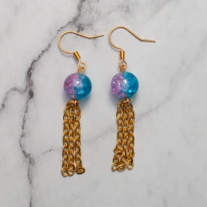  - Fina örhängen med tvåfärgade glaspärlor. Nickelfria. Obs! De är inte orangea som på bilden, Photoshop ändrar färgerna för mig 🙃 Fri frakt vid köp över 100:-.