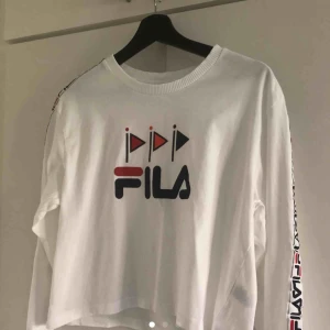  - En helt oanvänd, endast provad fila tröja! Köpt för 500kr på urban outfitters. En croppad långärmad tröja i storlek L men är mer som en M