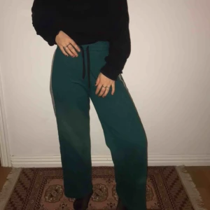  - Err par högmidjade mjukisbyxor från HM. De har några små fläckar på ena benet, men inget som hindrat mig från användning💜 Frakt: 100kr