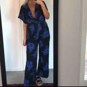  - Jumpsuit köpt här på Plick. Möts upp i Gbg eller fraktar mot fraktkostnad. 