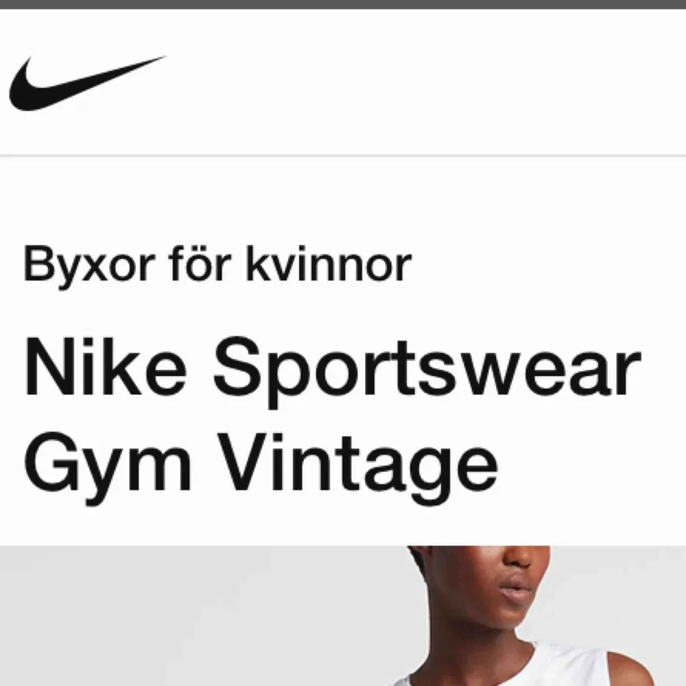 Sköna Nike mjukisbyxor, använda lite grann bara. Nypris 479kr💖. Jeans & Byxor.