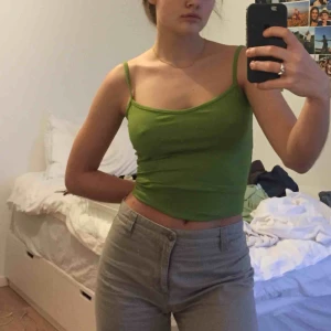  - Skitfint linne i grön färg. Fint skick! Köpare står för frakt på 42 kr, annars möts vi på söder 💎