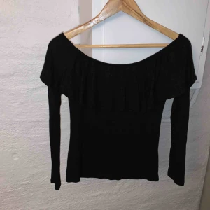  - Superfin off-shoulder top från AMISU, sparsamt använd 