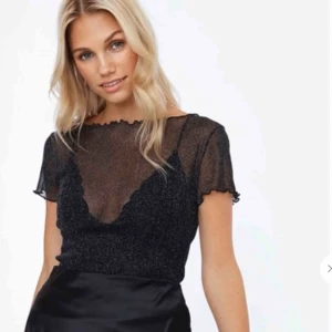  - Jag säljer en jätte fin mesh topp från Chiquelle Storlek: XS Den är i ett jättefint skick, använd 1 gång. Bud från: 80 kr Hör av dig till mig om du är intresserad- skicka ett bud.
