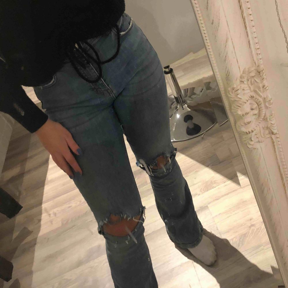 Säljer mina ljusa bootcut jeans med egenklippta hål, supersnygga och passar till allt!! Väldigt stretshigt material och även fasst storleken är M skulle jag säga att dom passar allt från XS-M 💗💗. Jeans & Byxor.