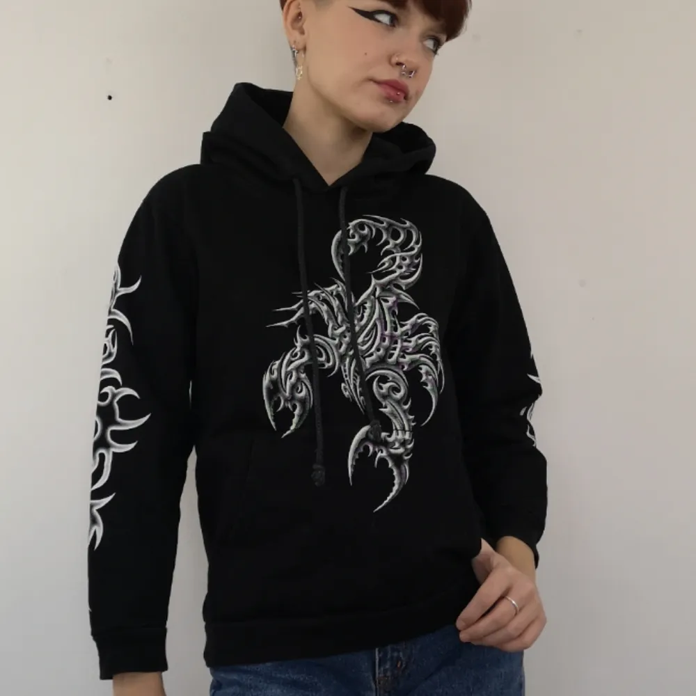 Supercool hoodie med skorpiontryck på mage och rygg samt mönster på ärmarna. Står storlek small i tröjan men tycker den är mindre än så, som en xxs/XS. Har ficka på magen! Ärmarna är lite korta, se bild. Jag själv är 170 och det är jag på bilderna! Frakten för denns ligger på 63 kr, samfraktar gärna! 👍😊. Hoodies.