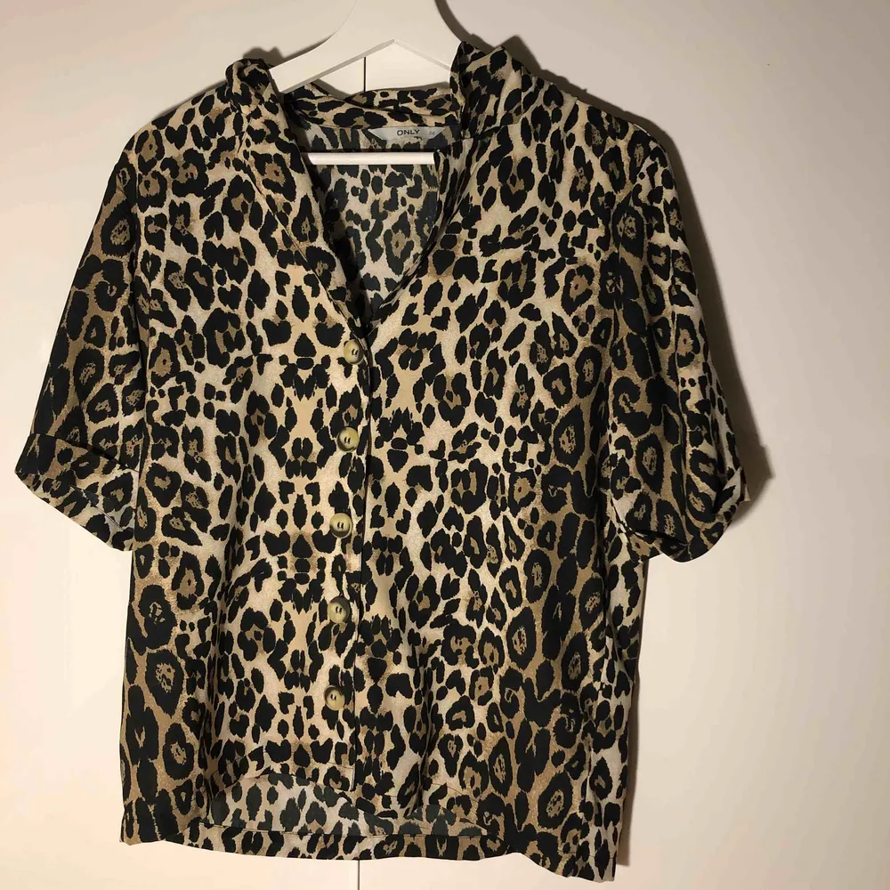 Leopard kortärmad skjortblus . Skjortor.