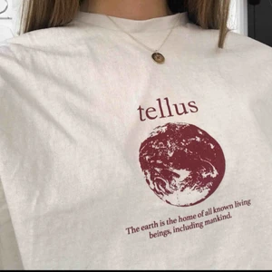  - Vi är ett UF-företag som säljer t-shirts i Unisex-modell i storlekarna XS, S, M, och L. För varje såld tröja planteras 5 träd i Etiopien. Vid behov av frakt står köparen för fraktkostnaden på 40kr. Tröjan är lite oversized/löst sittande.