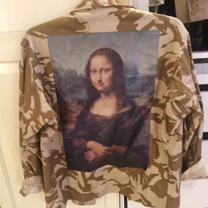  - Skitball skjortjacka från reclaimed vintage som tyvärr inte kommer till användning längre. Använd max 5 ggr så den är i väldigt bra skick Ganska oversize så passar även M/L Frakten ingår!