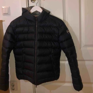  - Super snygg dunjacka från colmar, färgen är mörkblå och lite glansig. Ordinarie pris är 3500kr men jag säljer den för 1200kr 