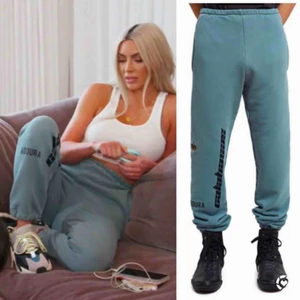 Adidas x YEEZY calabasas hospital blue - NYTT SÄNKT PRIS!!! - OVANLIGA ”HOSPITAL BLUE” CALABASAS YEEZY TRACKPANTS - höga i midjan!  Använda sparsamt endast fåtal gånger köpta från Caliroots ca 1,5 år sen säljes pga använder för sällan. Nypris var ca. 1900 kommer inte ihåg exakt! Kom gärna med bud! 