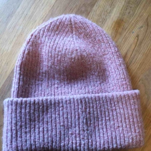  - snygg trendig mössa från weekday💞