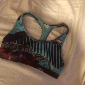  - Reebok topp i nyskick lappen är bortklippt men som ny!. Kan fraktas eller mötas upp i Östersund🥰 Priset kan diskuteras vid snabb affär❤️