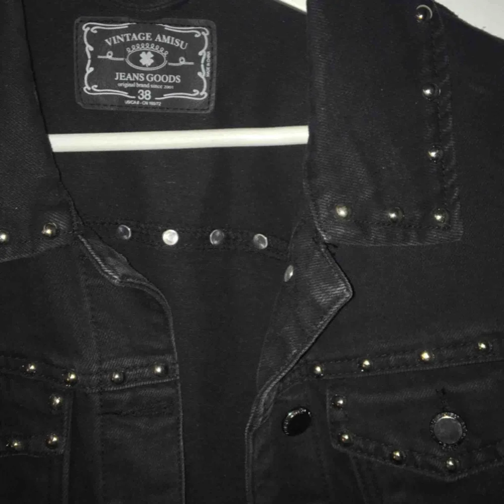 Fin svart jeans jacka som är lite större med ”nitar” som är en mycket fin detalj, fin att ha hoodie eller liknande under, säljes då den inte används o bara tar plats. Frakt ingår 🌺❤️  . Jackor.