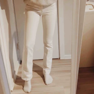 - Vita low waist boot cut jeans från Zara!! Aldrig använda!