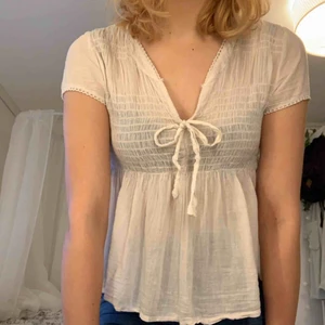 Ljusrosa blus - Ljusrosa blus från Chelsea i stl. S. Superfin blus men mycket detaljer som passar både vardag och fest! Delar på frakten.😻😻