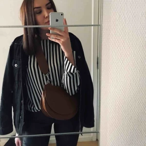  - Säljer denna snygga randiga topp från Gina tricot. Använd ett fåtal gånger. 60kr🦓