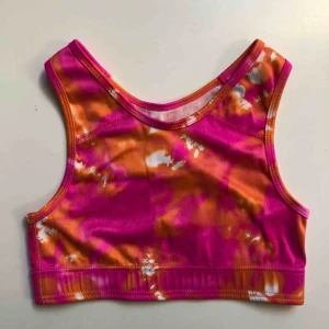  - Helt oanvänd sport-bh i färgstarka färger. Köparen betalar frakten