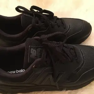 Helt nya svarta New Balance skor i äkta läder 