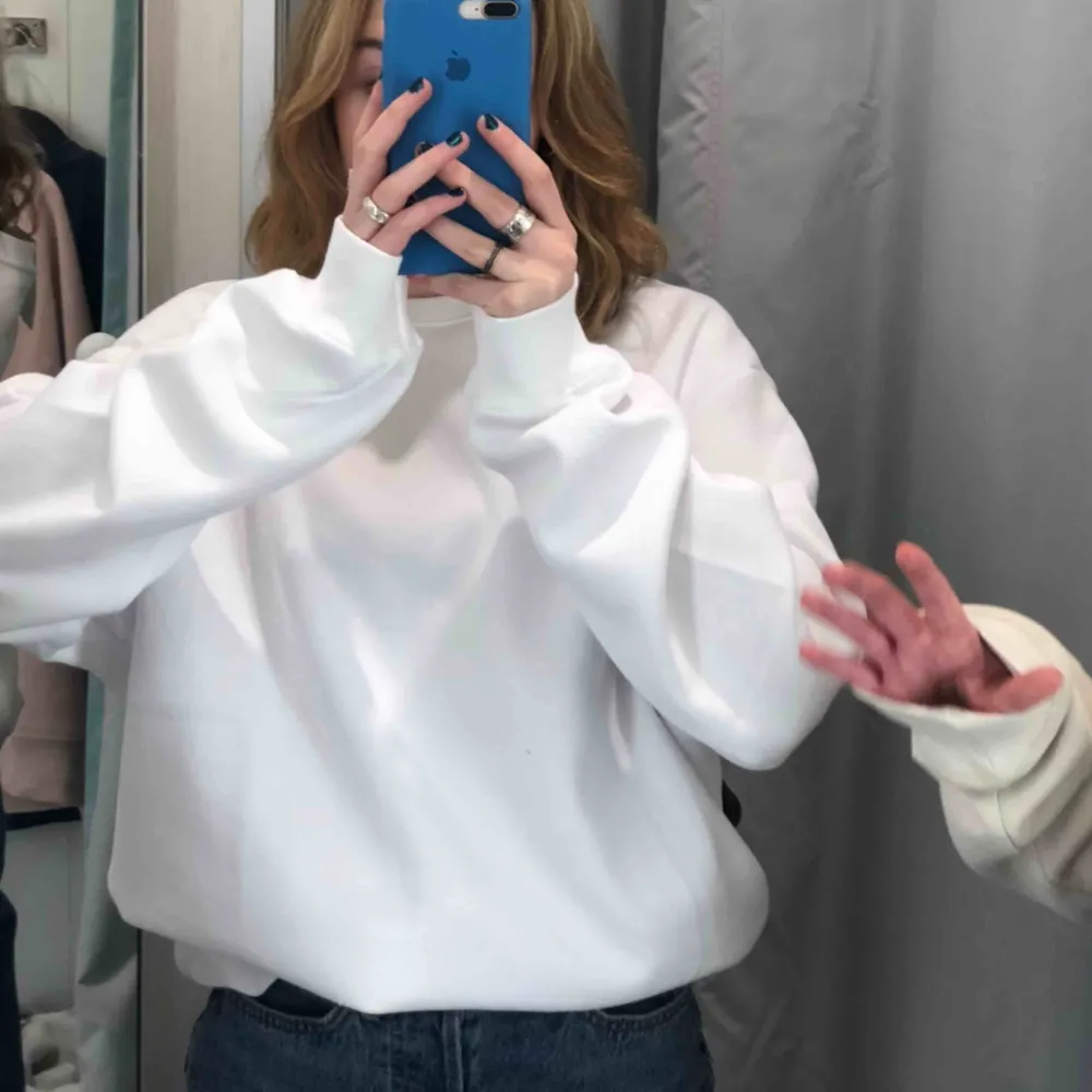Jag säljer en supersnygg vit sweatshirt som är i storlek XL men passar mig som är en S, men oversized. . Hoodies.
