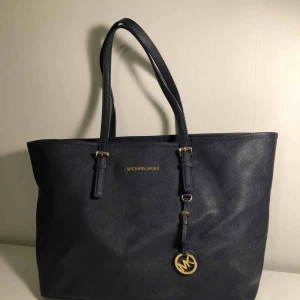  - Säljer min Michael Kors Tote Bag då jag inte har användning för den längre. Bra skick förutom några repor på metalldetaljen.  Köptes för ca 3000kr, Kan gå ner i pris vid snabb affär! :) 