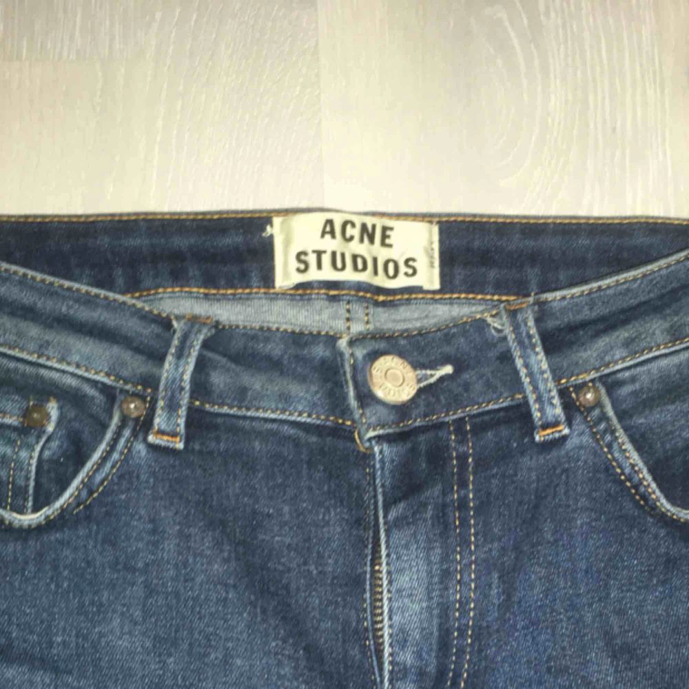 Ett par nästintill oanvända jeans från Acne studios! Köpte för några månader sedan av en kompis pga fel storlek men inte fått användning av de då de inte är  min stil. Sitter dock jättebra, såklart äkta! . Jeans & Byxor.