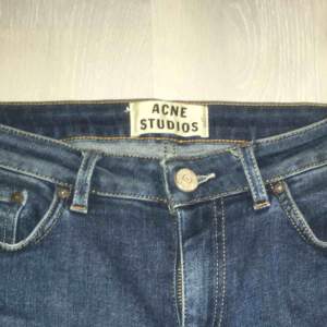 Ett par nästintill oanvända jeans från Acne studios! Köpte för några månader sedan av en kompis pga fel storlek men inte fått användning av de då de inte är  min stil. Sitter dock jättebra, såklart äkta! 