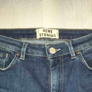 Ett par nästintill oanvända jeans från Acne studios! Köpte för några månader sedan av en kompis pga fel storlek men inte fått användning av de då de inte är  min stil. Sitter dock jättebra, såklart äkta! 