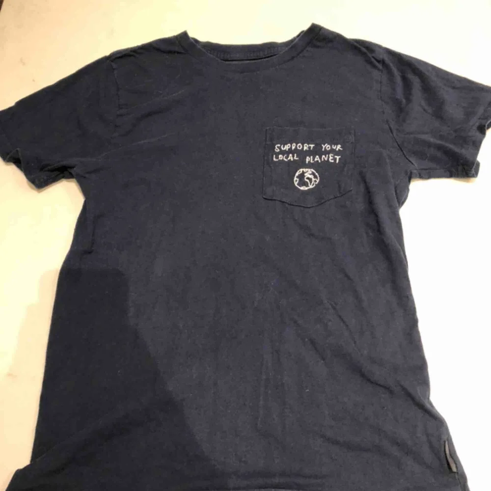 En mörkblå T-shirt köpt från T-shirt store på Götgatan. Storlek Xs men passar s -m. Väldigt bekväm med en härligt budskap på bröstet. Kunden står för frakten :) . T-shirts.