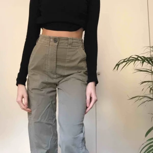  - Supersnygga militärgröna byxor från weekday, inprincip aldrig använda. Jag är 176 cm och de sitter lite för kort på mig, så någon som vore lite kortare skulle de nog sitta perfekt på. Möts upp på centralen eller Norrmalm annars betalar köparen frakt💕