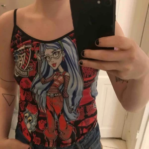  - Linne med tryck av karaktär från Monster High! Den går lite lägre i ryggen. 