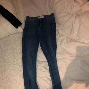  - Fina molly jeans ifrån Gina tricot, högmidjade sitter väldigt fint på, kan mötas upp i norrköping annars står köparen för frakten
