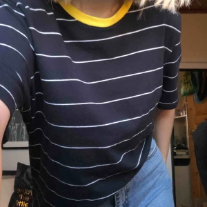  - Säljer min randiga tröja från ONLY. Kommer aldrig till användning tyvärr. Tyget är ganska töjbart och tröjan är pösig, bra skick på grund av lite användning! 💙