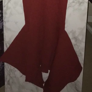  - Oanvänd roströd klänning från River Island med fina detaljer, volang nertill och öppen rygg. 