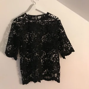  - Svart blus ifrån Sofie schnoor. Super fin men kommer tyvärr aldrig till användning.  Kan mötas upp i Stockholm eller så står köparen för frakten! 