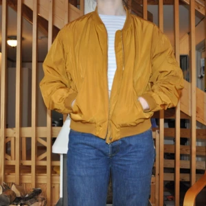  - Skitsnygg bomberjacka från monki! Köpt förra sommaren å använt en del men fortfarande som ny! Glansigt men tjockt material. Pma för mer bilder!!