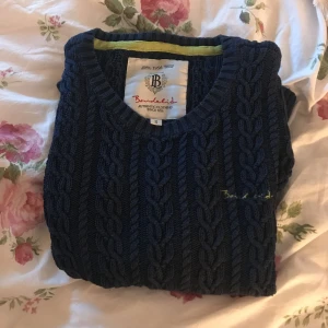  - Stickad tröja från bondelid. Lite sliten i den blå färgen men fortfarande snygg på. Kan mötas upp i Stockholm eller så står köparen för frakten. 