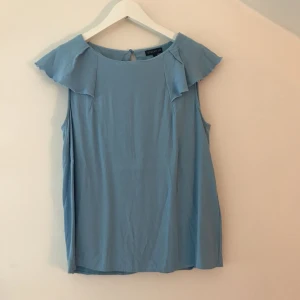  - Super fin blus!!! Som tyvärr har krympt i tvätten och inte passar längre.. är en 38 från början men skulle säga att den passar en 34a eller en mindre 36a. Kan mötas upp i Stockholm eller så står köparen för frakten.