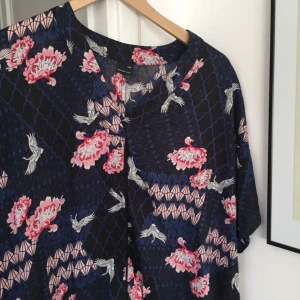  - Härligt mönstrad top från Gina tricot. Inköpt i våras men knappt använd!  