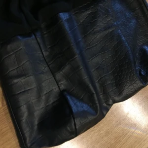  - Svart långklänning utan ärmar med reptilpressat läder över bysten, liiiite för lång för mig som är 163cm snygg slits på sidan.  Allt är nytt och oanvänt. Och i strl xs. Pris är 150kr styck