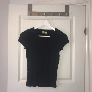  - Står S i tröjan men passar mig som xs! Mörkblå/svart i färgen